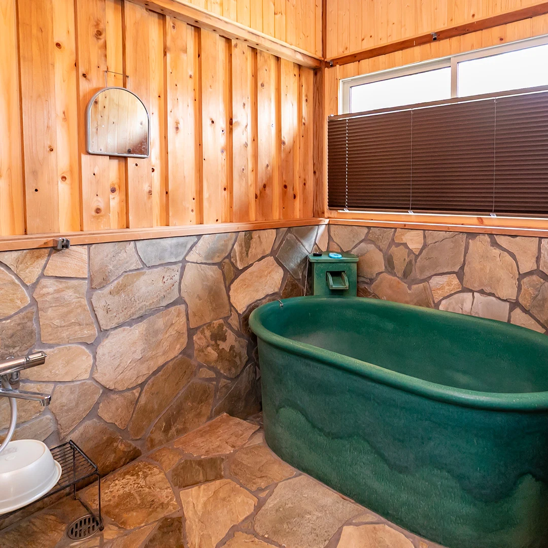 陶器風呂×広々ウッドデッキ！南丹市園部町大河内るり渓のログハウス物件の画像19