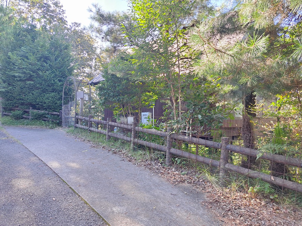 自然素材に包まれる！丸太柱・漆喰・無垢板が彩る播磨自然高原の別荘物件の画像20
