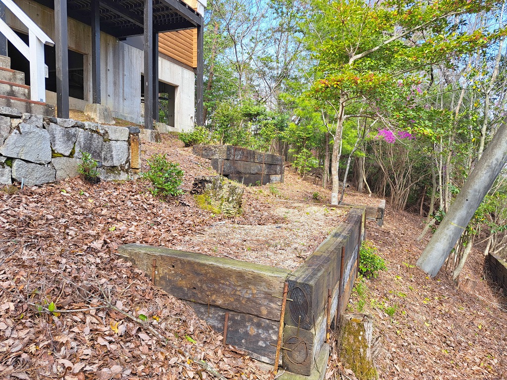 開放的なデッキで自然を満喫♪吹抜けのロフト付きのログハウスの画像24